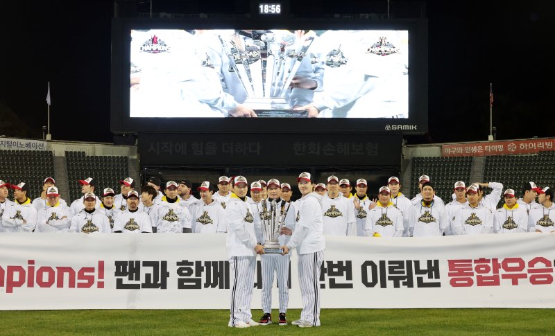 1일 서울 송파구 잠실야구장에서 열린 프로야구 LG트윈스의 2025 한국시리즈 우승 세리머니 팬 감사 행사 '더 리턴 오브 챔피언스'(The Return of Champions)'에서 염경엽 감독, 주장 박해민, MVP 김현수와 선수들이 챔피언 트로피 퍼포먼스를 하고 있다. 2025.11.1/뉴스1 ⓒ News1 이호윤 기자