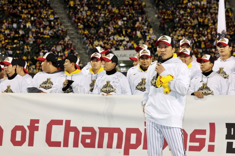 LG 주장 박해민 선수가 1일 서울 송파구 잠실야구장에서 열린 프로야구 2025 한국시리즈 우승 세리머니 팬 감사 행사 '더 리턴 오브 챔피언스'(The Return of Champions)'에서 팬들에게 감사 인사를 전하고 있다. . 2025.11.1/뉴스1 ⓒ News1 이호윤 기자