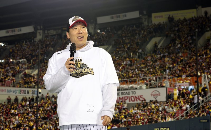 1일 서울 송파구 잠실야구장에서 열린 프로야구 LG트윈스 2025 한국시리즈 우승 세리머니 팬 감사 행사 '더 리턴 오브 챔피언스'(The Return of Champions)'에서 MVP를 수상한 김현수가 팬들에게 감사 인사를 전하고 있다. 2025.11.1/뉴스1 ⓒ News1 이호윤 기자