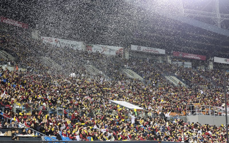 1일 서울 송파구 잠실야구장에서 열린 프로야구 LG트윈스의 2025 한국시리즈 우승 세리머니 팬 감사 행사 '더 리턴 오브 챔피언스'(The Return of Champions)'에서 팬들이 함성을 외치고 있다. 2025.11.1/뉴스1 ⓒ News1 이호윤 기자