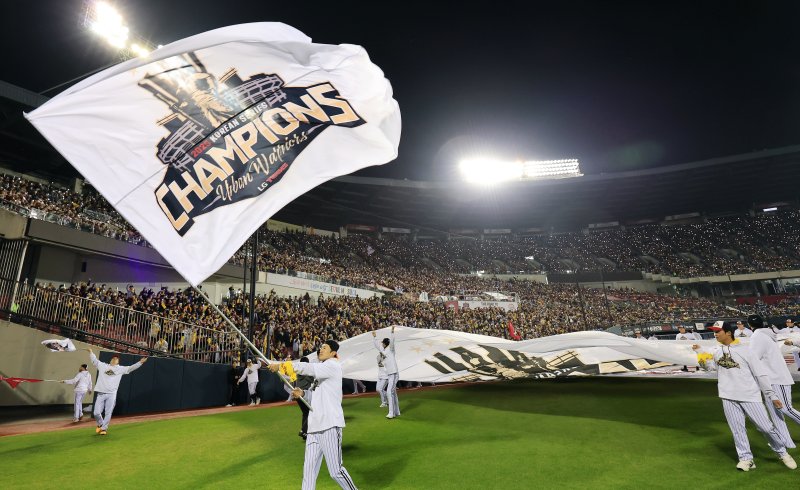 LG트윈스 선수단이 1일 서울 송파구 잠실야구장에서 열린 프로야구 2025 한국시리즈 우승 세리머니 팬 감사 행사 '더 리턴 오브 챔피언스'(The Return of Champions)'에서 그라운드 행진을 하고 있다. 2025.11.1/뉴스1 ⓒ News1 이호윤 기자