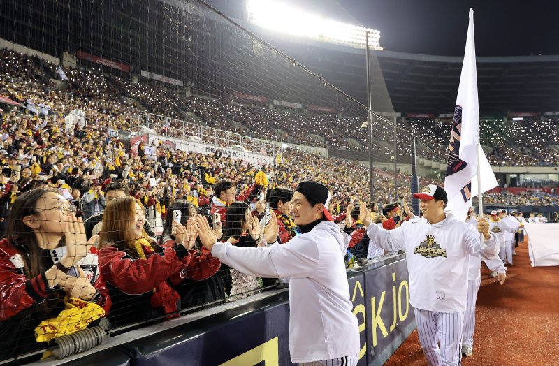 1일 서울 송파구 잠실야구장에서 열린 프로야구 2025 한국시리즈 우승 세리머니 팬 감사 행사 '더 리턴 오브 챔피언스'(The Return of Champions)'에서 LG트윈스 선수단이 그라운드 행진을 하며 팬들에게 손 맞춤을 하고 있다. 2025.11.1/뉴스1 ⓒ News1 이호윤 기자