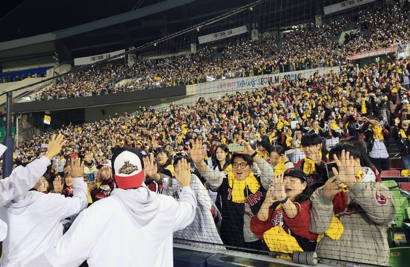 1일 서울 송파구 잠실야구장에서 열린 프로야구 2025 한국시리즈 우승 세리머니 팬 감사 행사 '더 리턴 오브 챔피언스'(The Return of Champions)'에서 LG트윈스 선수단이 그라운드 행진을 하며 팬들에게 손 맞춤을 하고 있다.2025.11.1/뉴스1 ⓒ News1 이호윤 기자