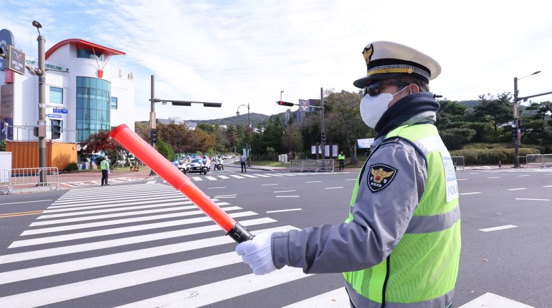 2025 경주 아시아태평양경제협력체(APEC) 정상회의 주간 시작 첫날인 27일 경북 경주화백컨벤션센터(HICO) 앞에서 경찰들이 교통을 통제하고 있다. 경찰은 하루 최대 1만 8천여 명을 투입해 행사가 열리는 보문관광단지 일대를 이른바 '진공상태'로 만든다는 방침이다. 2025.10.27/뉴스1 ⓒ News1 박지혜 기자