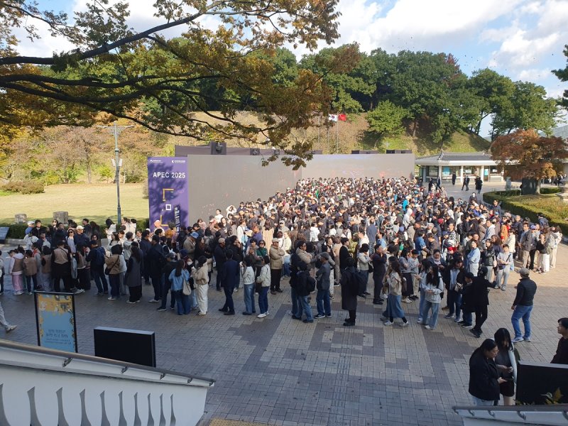 '신라 금관' 특별전을 보기 위해 대기하는 관람객들 (출처=연합뉴스)