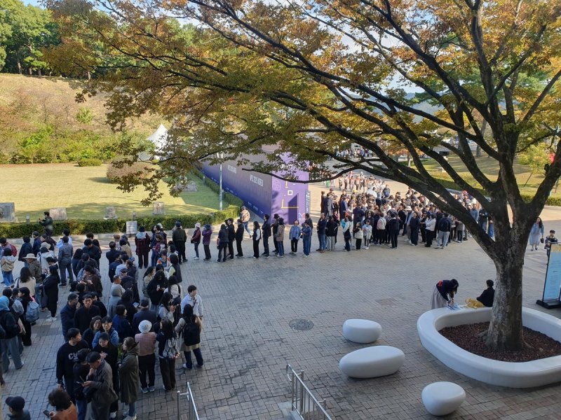 '신라 금관' 전시를 보기 위해 대기하는 관람객들 (출처=연합뉴스)