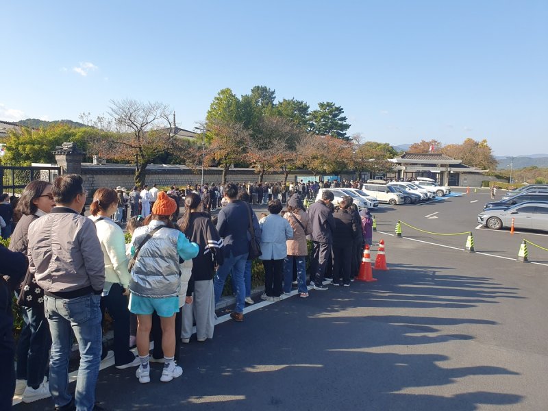 '신라 금관' 전시를 보기 위해 대기하는 관람객들 (출처=연합뉴스)