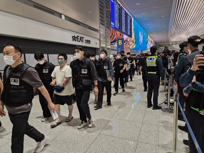 [인천공항=뉴시스]이윤석 수습기자=캄보디아에서 보이스피싱과 로맨스스캠 등 범죄에 가담했다가 구금된 한국인 64명이 18일 오전 9시53분께 입국 심사를 마치고 인천국제공항에 모습을 드러냈다. 2025.10.18 eeys@newsis.com *재판매 및 DB 금지