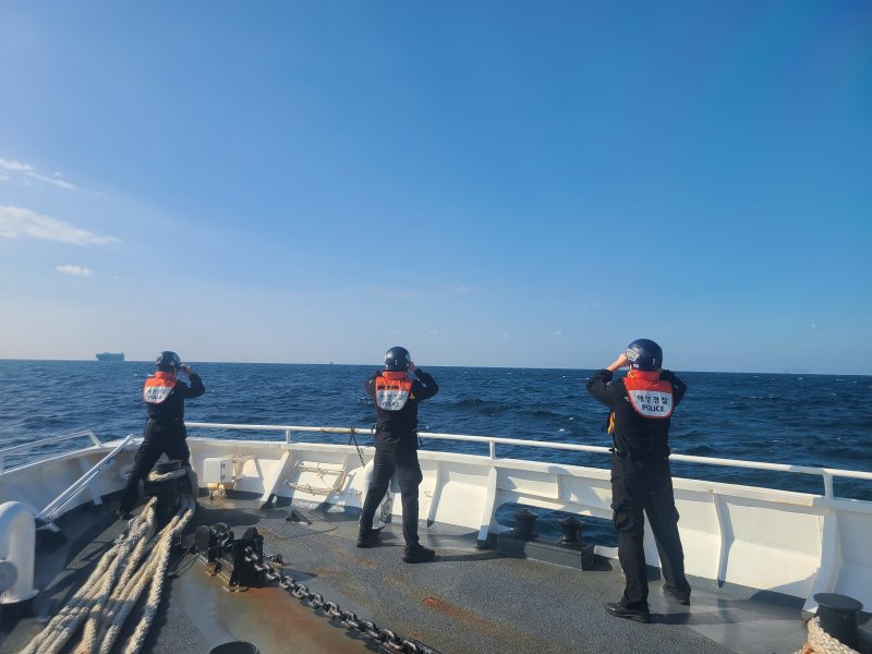 2일 거제 홍도 해상에서 60대 낚시객이 실종돼 해경이 수색에 나서고 있다.(창원해경 제공. 재판매 및 DB금지)