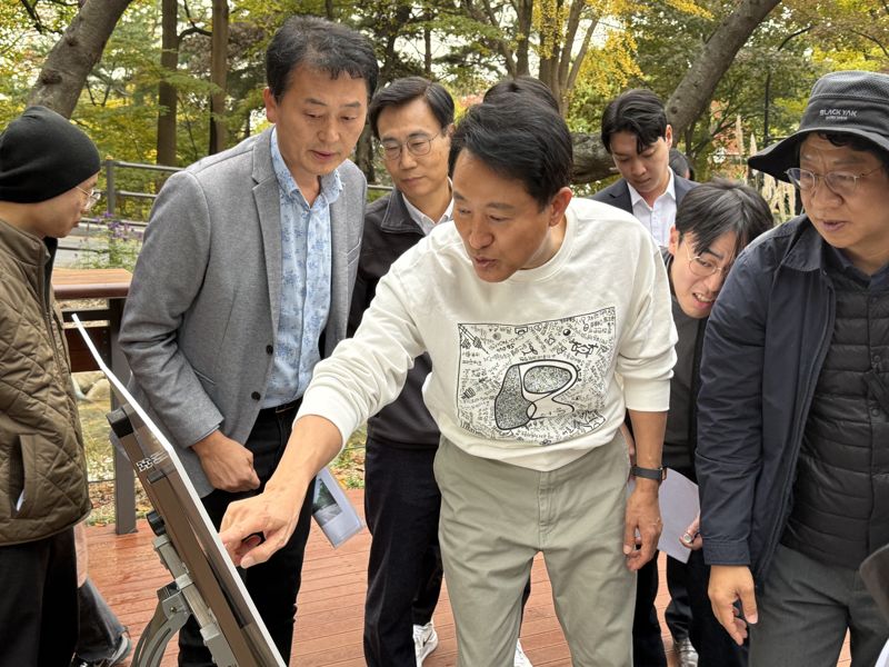 지난 1일 오세훈 서울시장이 서울 용산구의 남산도서관 앞에서 하늘숲길 경로를 설명하고 있다. 이창훈 기자