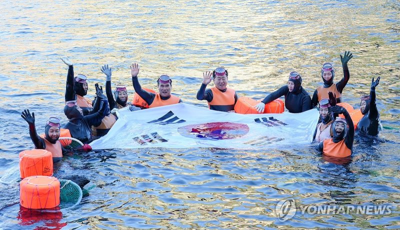 독도 바다에서 해녀들이 펼친 태극기 (출처=연합뉴스)