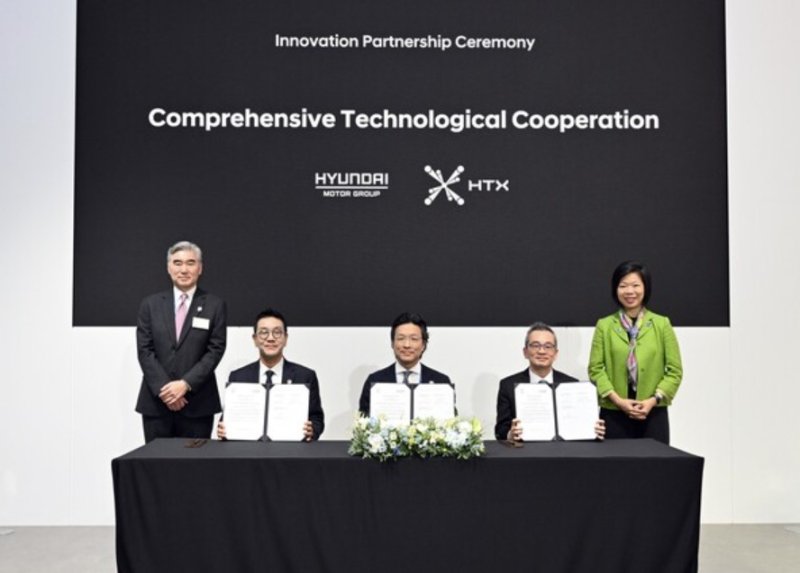 왼쪽부터 성 김 현대차그룹 전략기획담당 사장, 박현성 현대차그룹 싱가포르 글로벌 혁신센터 법인장, 김일범 현대차그룹 GPO 부사장, 찬 샨(Chan Tsan) HTX 청장, 심 앤(Sim Ann) 싱가포르 외교부 및 내무부 선임국무장관.(현대차그룹 제공)