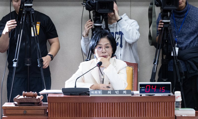 29일 서울 여의도 국회에서 열린 과학기술정보방송통신위원회 과학기술정보통신부 등에 대한 국정감사에서 최민희 위원장이 딸 결혼식 관련 질의를 듣고 있다. 2025.10.29/뉴스1 ⓒ News1 이승배 기자