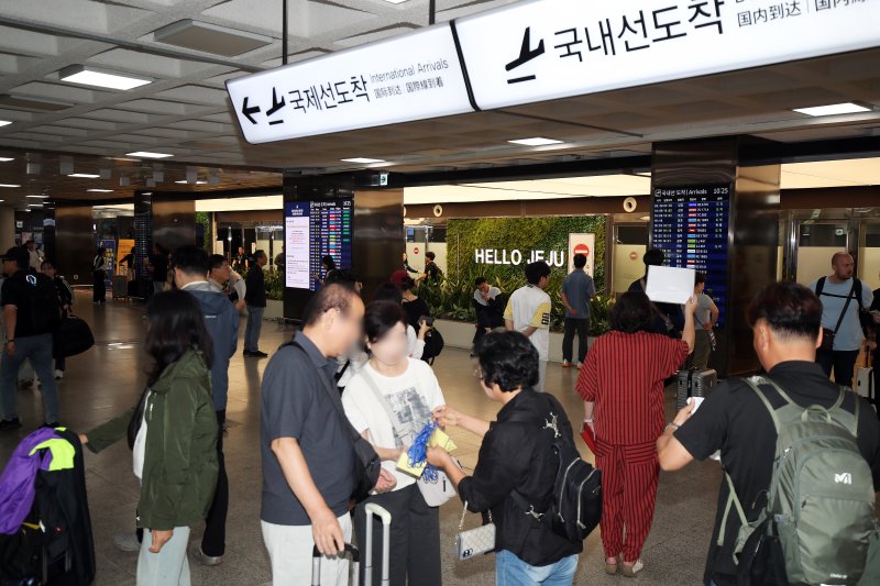 지난달 2일 추석얀휴를 하루 앞두고 제주국제공항이 귀성객과 관광객들로 북적이고 있는 모습. 2025.10.2/뉴스1 ⓒ News1 오미란 기자