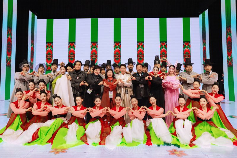 김혜경 여사가 1일 경북 경주시 엑스포대공원 문화센터를 찾아 2025 아시아태평양경제협력체(APEC) 계기로 공연을 펼친 전통연희극 ‘단심’ 예술단원들과 기념촬영을 하고 있다. (대통령실 제공. 재판매 및 DB 금지) 2025.11.1/뉴스1 ⓒ News1 이재명 기자