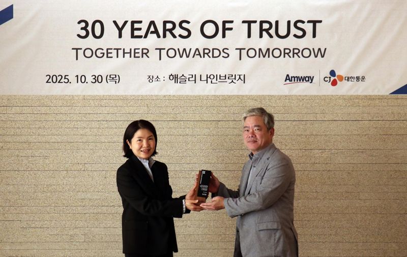 지난달 30일 경기도 여주 해슬리 나인브릿지에서 개최된 CJ대한통운-한국암웨이 물류협업 30주년 기념행사(30 YEARS OF TRUST, Together Towards Tomorrow)에서 신은자 한국암웨이 대표(왼쪽)와 신영수 CJ대한통운 대표가 기념사진을 찍고 있다. CJ대한통운 제공