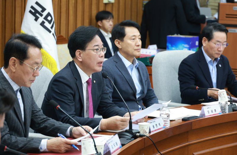 [서울=뉴시스] 고승민 기자 = 송언석 국민의힘 원내대표가 2일 서울 여의도 국회에서 열린 국민의힘-서울·인천·경기·강원 예산정책협의회에서 발언하고 있다. 2025.11.02. kkssmm99@newsis.com