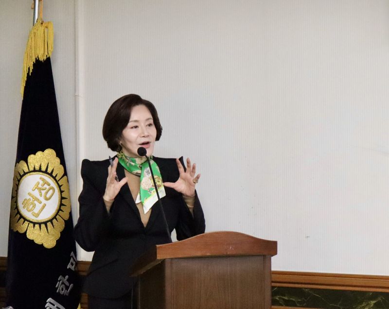 안인해 교수가 서울 여의도 헌정회관에서 지난 29일 열린 자신의 신간 '남과 북: 여덟 정부의 도전과 좌절 (노태우에서 윤석열까지)' 북 컨서트에서 참석자들에게 주요 내용에 대해 설명하고 있다.