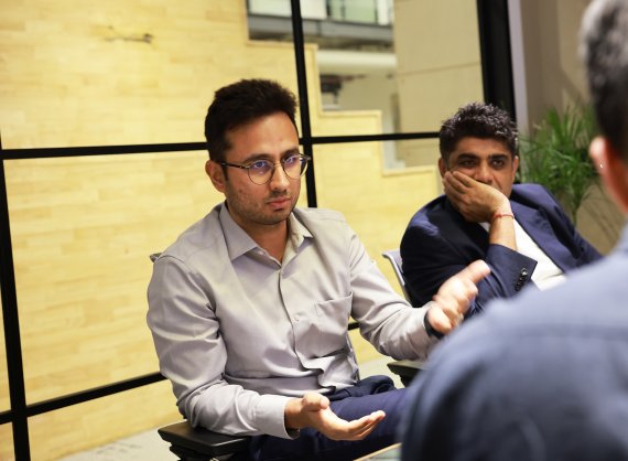 지난달 30일 인도 크래프톤 델리 오피스에서 이베이 샤르마 지오게임즈 e스포츠 사업총괄(왼쪽)이 취재진과 인터뷰하고 있다. 크래프톤 제공