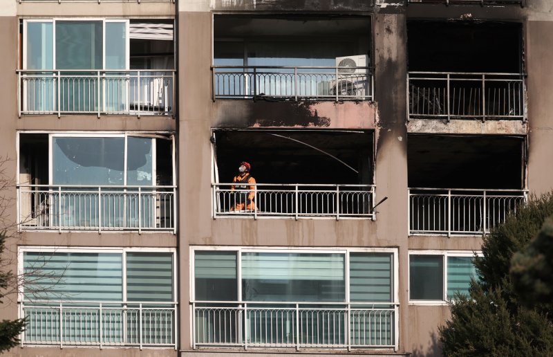 [서울=뉴시스] 김선웅 기자 = 2023년 12월 26일 서울 도봉구 방학동 소재 아파트 단지에서 경찰, 소방 관계자들이 지난 25일 새벽 발생한 화재사고 현장 합동감식을 하고 있다. 2023.12.26. mangusta@newsis.com