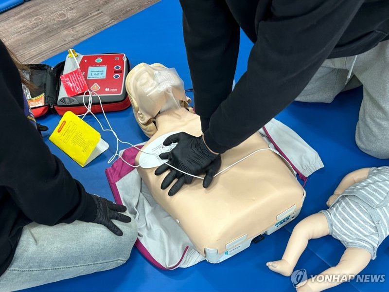 자동심장충격기 실습 (출처=연합뉴스)