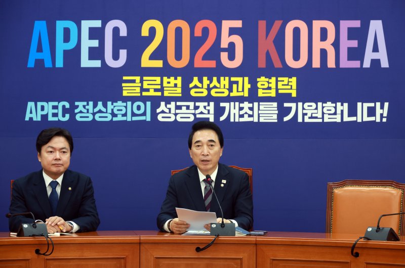 [서울=뉴시스] 고승민 기자 = 박수현 더불어민주당 수석대변인이 2일 서울 여의도 국회에서 국정감사 등 현안 관련 기자간담회를 하고 있다. 2025.11.02. kkssmm99@newsis.com