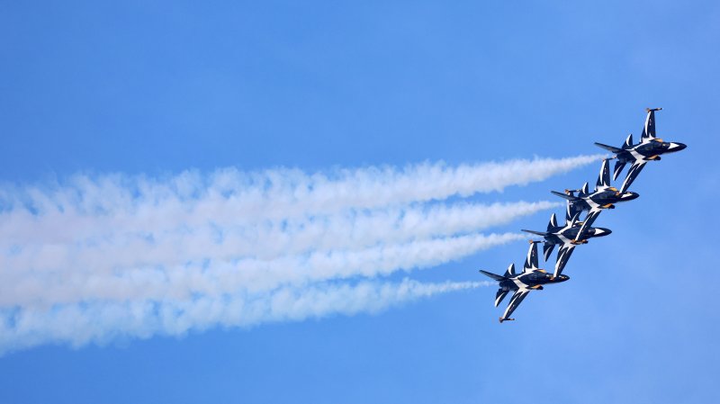 [성남=뉴시스] 이영환 기자 = 19일 오후 경기 성남시 서울공항에서 열린 서울 AEDX 2025에서 공군 블랙이글스가 비행을 하고 있다. 2025.10.19. 20hwan@newsis.com