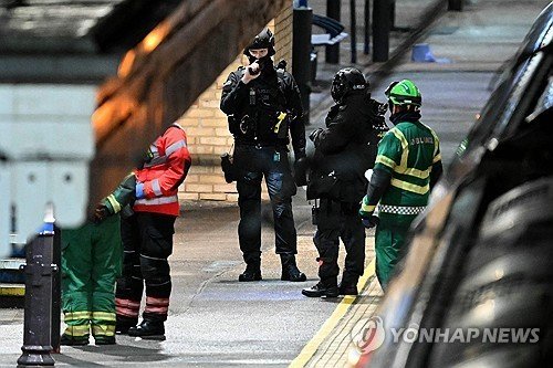 1일 칼부림 발생한 열차 옆에 서있는 경찰관과 구조대원 (출처=연합뉴스)