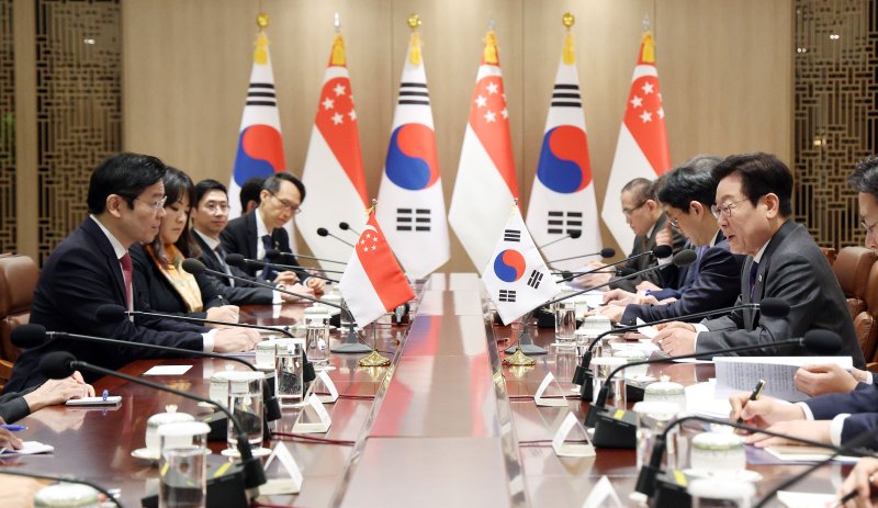 [서울=뉴시스] 고범준 기자 = 이재명 대통령과 로렌스 웡 싱가포르 총리가 2일 서울 용산 대통령실 청사에서 한-싱가포르 정상회담을 하고 있다. 2025.11.02. bjko@newsis.com