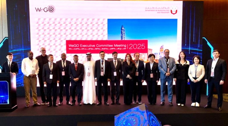 [포항=뉴시스] 지난달 29~31일 아랍에미리트 아부다비에서 열린 '세계스마트시티기구(WeGO) 집행위원회(EXCOM)’에서 포항시가 정식 회원으로 승인됐다. 집행위원회 주요 위원이 기념 촬영하는 모습. (사진=포항시 제공) 2025.11.02. photo@newsis.com