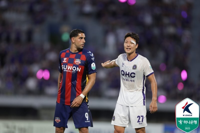 [서울=뉴시스]K리그1 안양 수비수 권경원(오른쪽). (사진=한국프로축구연맹 제공)