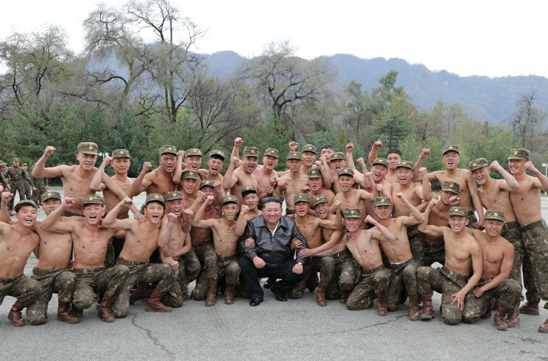 (평양 노동신문=뉴스1) = 노동당 기관지 노동신문은 2일 "조선노동당 총비서이시며 조선민주주의인민공화국 국무위원장이신 경애하는 김정은 동지께서 11월 1일 조선인민군 제11군단 지휘부를 방문하시였다"라고 보도했다. 11군단은 '폭풍군단'으로 불리며, 작년 러시아에 파병된 특수부대다. [국내에서만 사용가능. 재배포 금지. DB 금지. For Use Only in the Republic of Korea. Redistribution Prohibited] rodongphoto@news1.kr