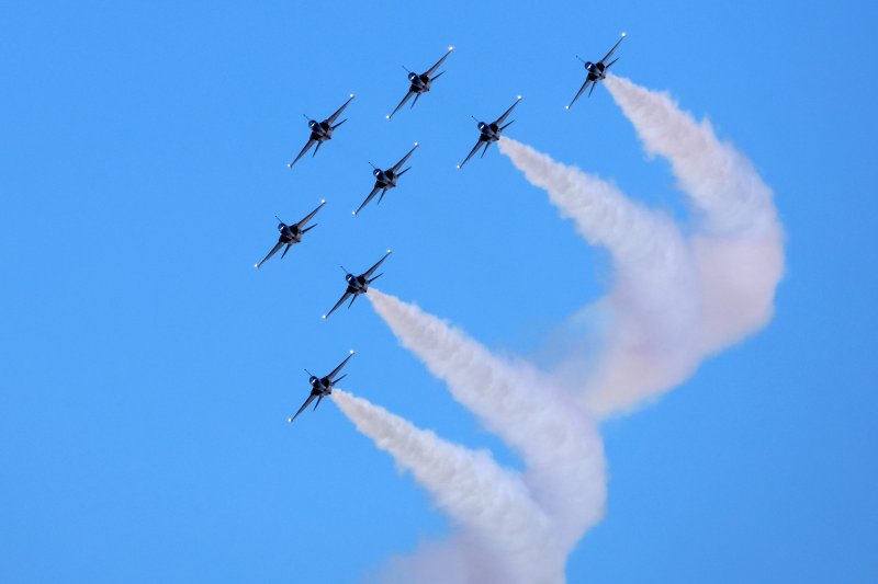 [성남=뉴시스] 지난달 19일 오후 경기 성남시 서울공항에서 열린 서울 AEDX 2025에서 공군 블랙이글스가 비행을 하고 있다. 2025.11.02.