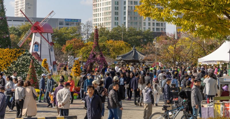 '제22회 익산 천만송이 국화축제'가 76만명의 누적 관람객을 기록하며 열흘간의 축제 대장정을 마무리했다.(익산시 제공. 재판매 및 DB 금지)