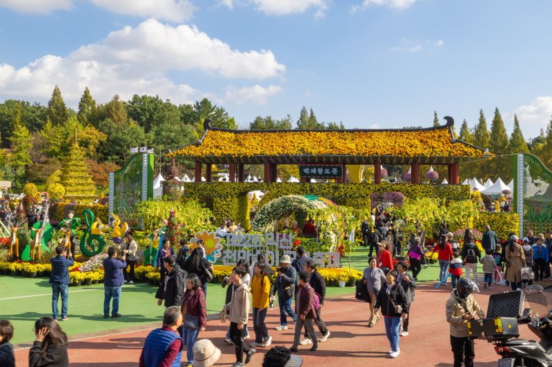 '제22회 익산 천만송이 국화축제'가 76만명의 누적 관람객을 기록하며 열흘간의 축제 대장정을 마무리했다.(익산시 제공. 재판매 및 DB 금지)