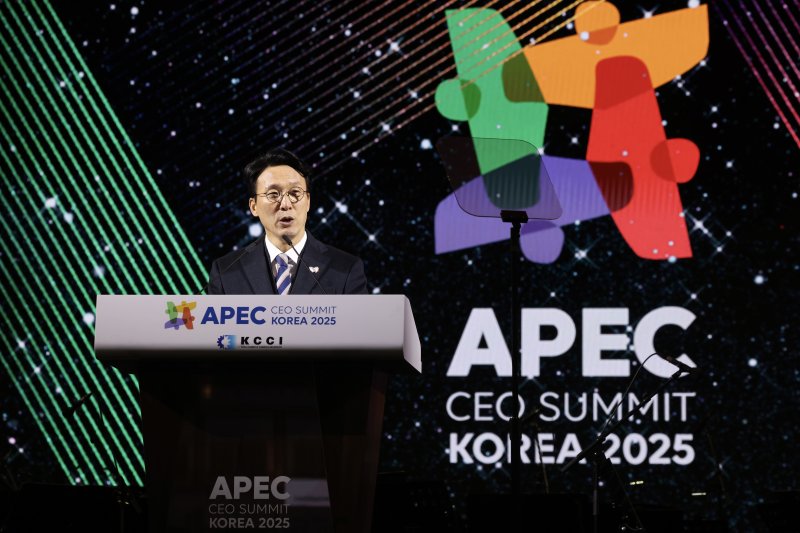 김민석 국무총리가 28일 경주 화랑마을 어울마당에서 열린 ‘2025 APEC CEO 서밋’의 첫 번째 공식 행사인 환영 만찬에서 축사를 하고 있다. ‘2025 APEC CEO 서밋’은 이날 환영만찬을 시작으로 31일까지 나흘간 열린다. (총리실 제공. 재판매 및 DB 금지) 2025.10.28/뉴스1