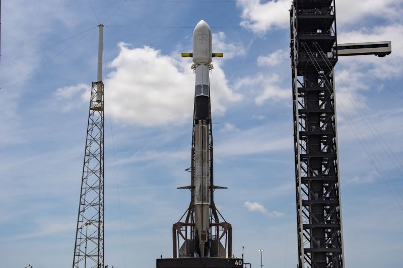 지난 4월 22일 미 케이프 커내버럴 우주군 기지 발사대에 기립 중인 군 정찰위성 4호기 발사체 모습. 국방부 제공