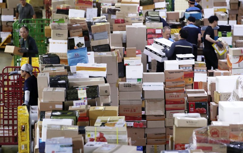 (자료사진, 기사와 무관함)서울 광진구 동서울우편물류센터에서 직원들이 택배 분류 작업으로 구슬땀을 흘리고 있다. 2024.9.10/뉴스1 DB