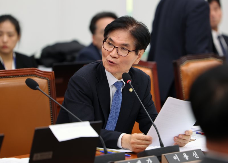 [서울=뉴시스] 김명년 기자 = 이용선 더불어민주당 의원이 28일 서울 여의도 국회 외교통일위원회에서 열린 외교부-통일부 등에 대한 국정감사에서 질의하고 있다. 2025.10.28. kmn@newsis.com