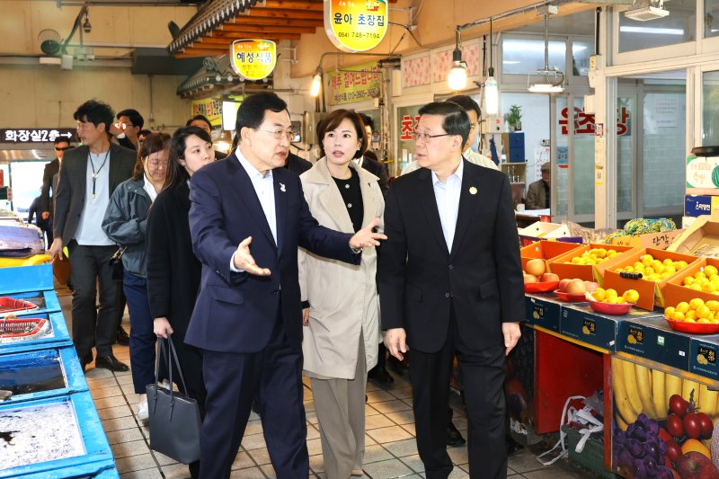 [경주=뉴시스] 2일 주낙영 경주시장이 존 리 홍콩 행정수반을 맞이하며 전통시장 현황을 설명하고 있다. (사진=경주시 제공) 2025.11.02. photo@newsis.com