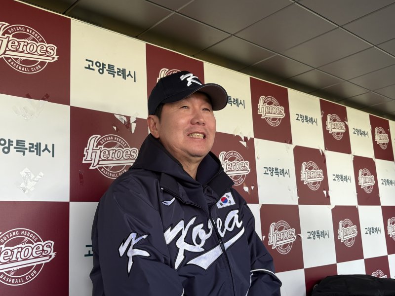 [고양=뉴시스] 신유림 기자=한국 야구대표팀을 이끄는 류지현 감독이 2일 경기도 고양국가대표야구훈련장에서 열린 2025 K-베이스볼 시리즈 대비 소집 훈련을 앞두고 취재진을 만나고 있다. 2025.11.02. spicy@newsis.com *재판매 및 DB 금지