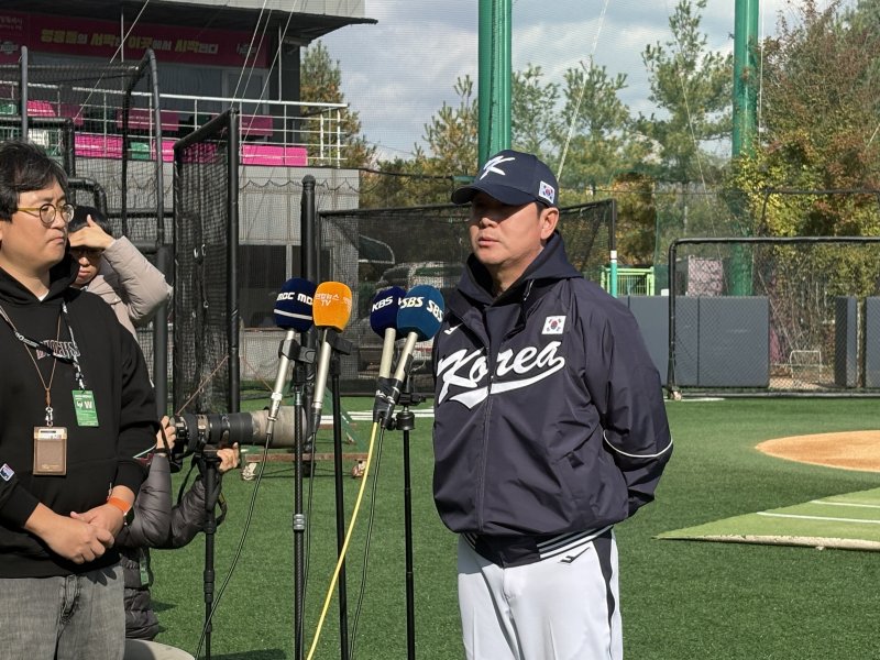 [고양=뉴시스] 신유림 기자=한국 야구대표팀을 이끄는 류지현 감독이 2일 경기도 고양국가대표야구훈련장에서 열린 2025 K-베이스볼 시리즈 대비 소집 훈련을 앞두고 취재진을 만나고 있다. 2025.11.02. spicy@newsis.com *재판매 및 DB 금지