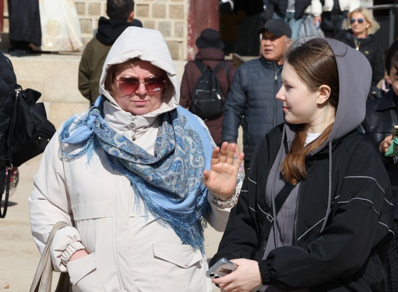 추위가 찾아온 2일 오후 서울 종로구 경복궁을 찾은 외국인 관광객이 두꺼운 외투를 입은 채 관광을 즐기고 있다. 기상청은 이날 밤 9시부터 서울과 경기, 인천, 충청, 전북, 경상 서부 등에 한파주의보를 발령한다고 밝혔다. 2025.11.2/뉴스1 ⓒ News1 장수영 기자