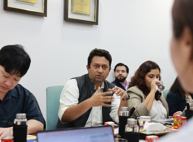 인터뷰하는 시다르트 나라야난 인베스트인디아 부사장 (출처=연합뉴스)