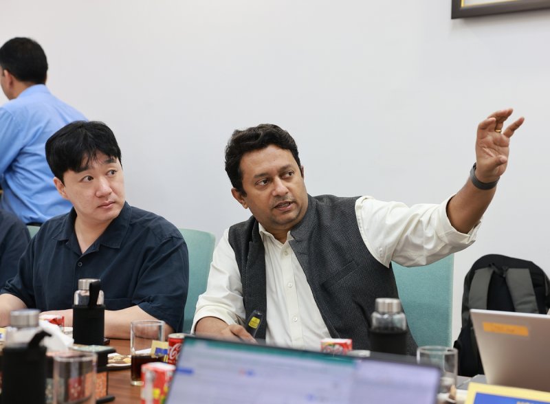 인터뷰하는 시다르트 나라야난 인베스트인디아 부사장 (출처=연합뉴스)