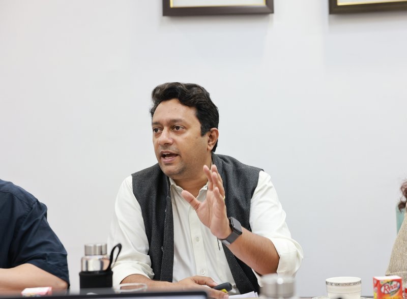 인터뷰하는 시다르트 나라야난 인베스트인디아 부사장 (출처=연합뉴스)