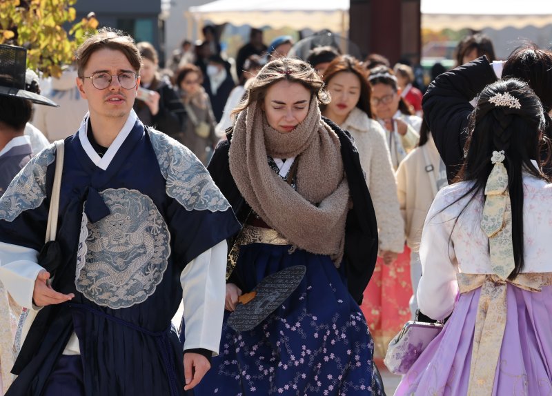 추위가 찾아온 2일 오후 서울 종로구 경복궁을 찾은 외국인 관광객이 두꺼운 목도리로 몸을 감싼 채 관광을 즐기고 있다. 기상청은 이날 밤 9시부터 서울과 경기, 인천, 충청, 전북, 경상 서부 등에 한파주의보를 발령한다고 밝혔다. 2025.11.2/뉴스1 ⓒ News1 장수영 기자
