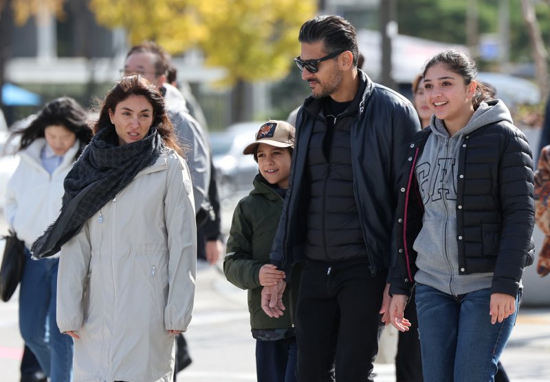 추위가 찾아온 2일 오후 서울 종로구 광화문 광장에서 두꺼운 외투를 입은 외국인 관광객들이 길을 걷고 있다. 2025.11.2/뉴스1 ⓒ News1 장수영 기자