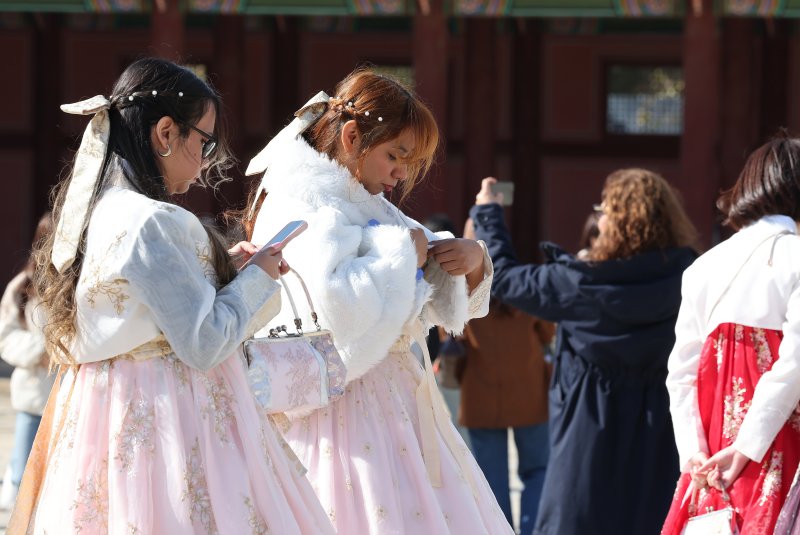 추위가 찾아온 2일 오후 서울 종로구 경복궁을 찾은 외국인 관광객이 겉옷을 입고 있다. 기상청은 이날 밤 9시부터 서울과 경기, 인천, 충청, 전북, 경상 서부 등에 한파주의보를 발령한다고 밝혔다. 2025.11.2/뉴스1 ⓒ News1 장수영 기자