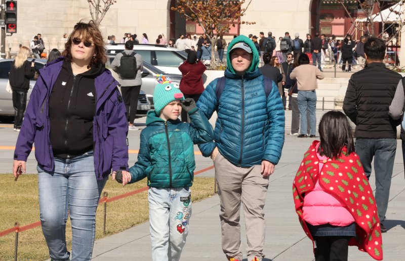 추위가 찾아온 2일 오후 서울 종로구 광화문 광장에서 두꺼운 외투를 입은 외국인 관광객들이 길을 걷고 있다. 기상청은 이날 밤 9시부터 서울과 경기, 인천, 충청, 전북, 경상 서부 등에 한파주의보를 발령한다고 밝혔다. 2025.11.2/뉴스1 ⓒ News1 장수영 기자